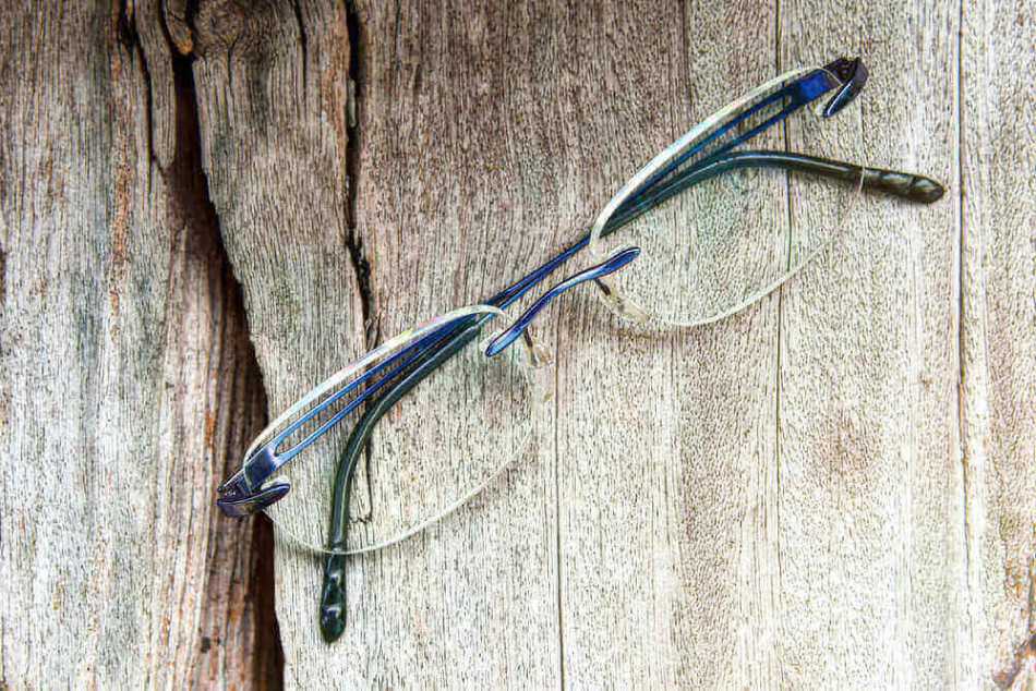What Are Rimless Glasses?